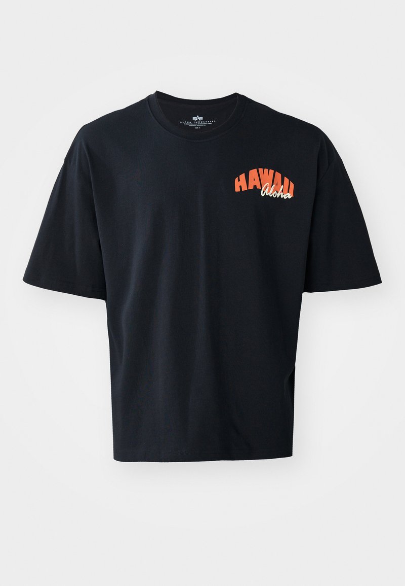 Schwarzes Baumwoll-T-Shirt mit kurzen Ärmeln und Rundhalsausschnitt. Mit orangefarbigem Text "HAWAII Aloha" auf der Brust. Einfaches, lockeres Design.