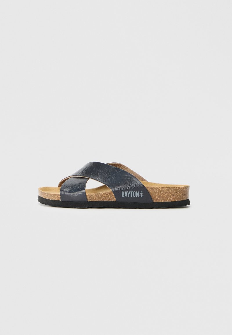 Marineblaue Kreuzriemen-Sandalen mit einem strukturierten synthetischen Obermaterial, Korkfußbett und schwarzer Gummisohle. "BAYTON"-Logo in der Nähe der Ferse.