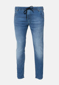 Hellblaue Jeanshose mit lockerer Passform, elastischem Bund und verstellbarem Kordelzug. Verfügt über Seitentaschen und dezente Nähte.