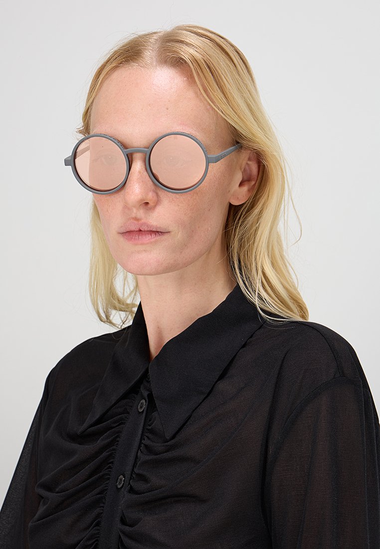 DKNY