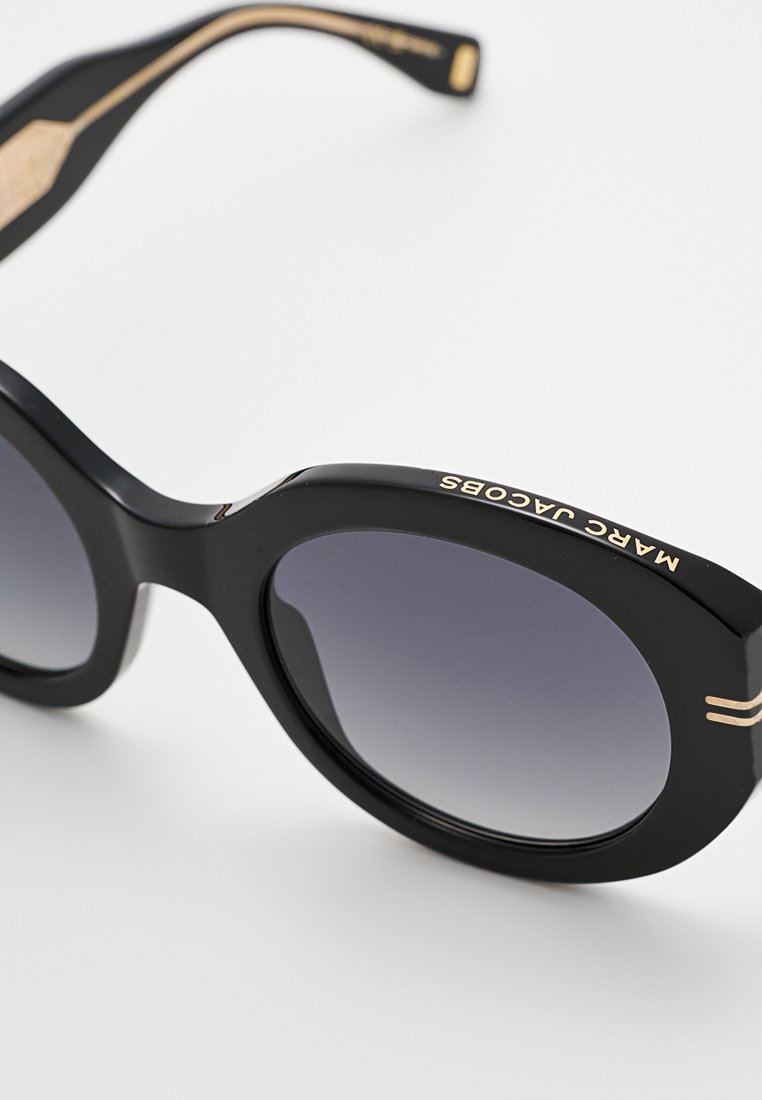 MARC JACOBS