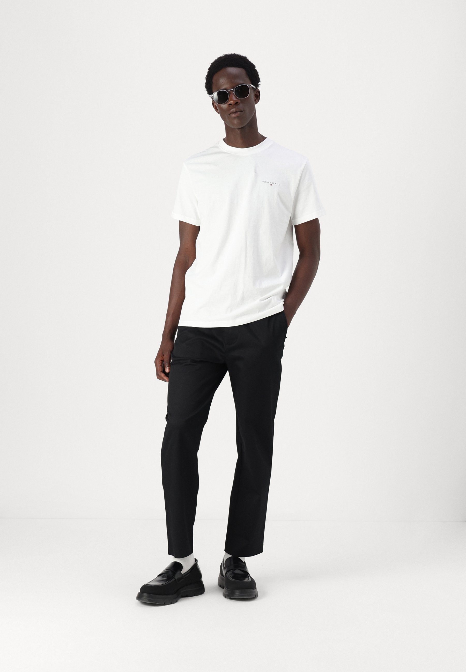 Tommy Jeans SLIM LINEAR CHEST TEE