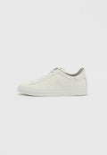 Weißer Ledersneaker mit abgerundetem Zehenbereich, flacher Gummisohle und dezenten grauen Akzenten an Ferse und Zunge, mit minimalistischem Design.