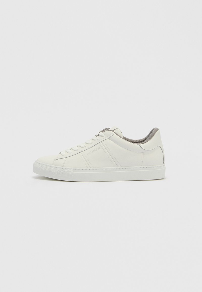 Weißer Ledersneaker mit abgerundetem Zehenbereich, flacher Gummisohle und dezenten grauen Akzenten an Ferse und Zunge, mit minimalistischem Design.