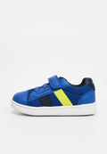 Blauer Kindersneaker mit schwarzen und gelben Seitenstreifen, einem Klettverschluss und einer weißen Sohle.