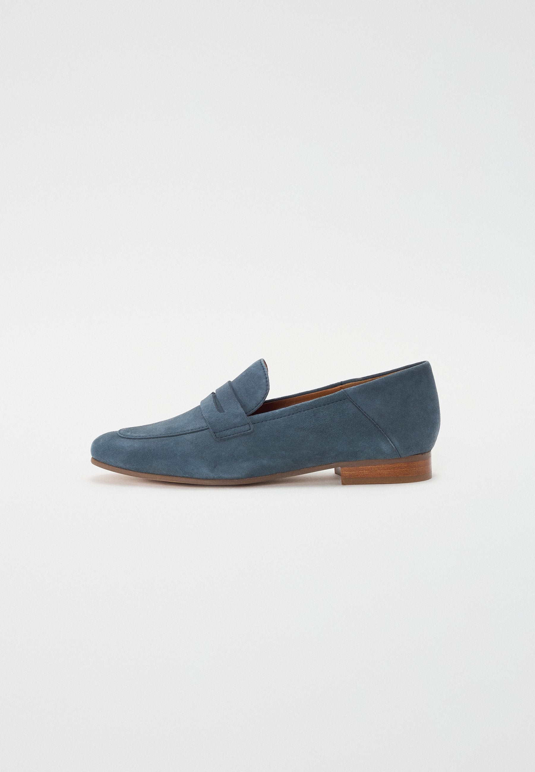 Blaue Wildleder-Lederschuhe mit flachem Absatz, die ein gesticktes Mokassin-Design und ein Vorderbanddetail aufweisen. Glatte Textur mit einem minimalistischen Shape.