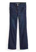 Dunkelblaue Denim-Jeans mit geradem Bein, ausgestattet mit zwei Vorder- und zwei Hintertaschen sowie goldenen Knopfdetails. Glatte Textur.