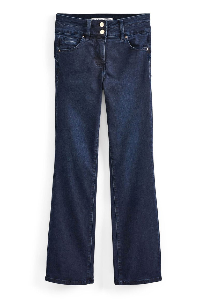 Dunkelblaue Denim-Jeans mit geradem Bein, ausgestattet mit zwei Vorder- und zwei Hintertaschen sowie goldenen Knopfdetails. Glatte Textur.