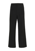 Schwarze, weite Hosen aus glattem Stoff, mit vorderen Falten, einem figurbetonten Bund und Seitentaschen. Minimalistisches Design.