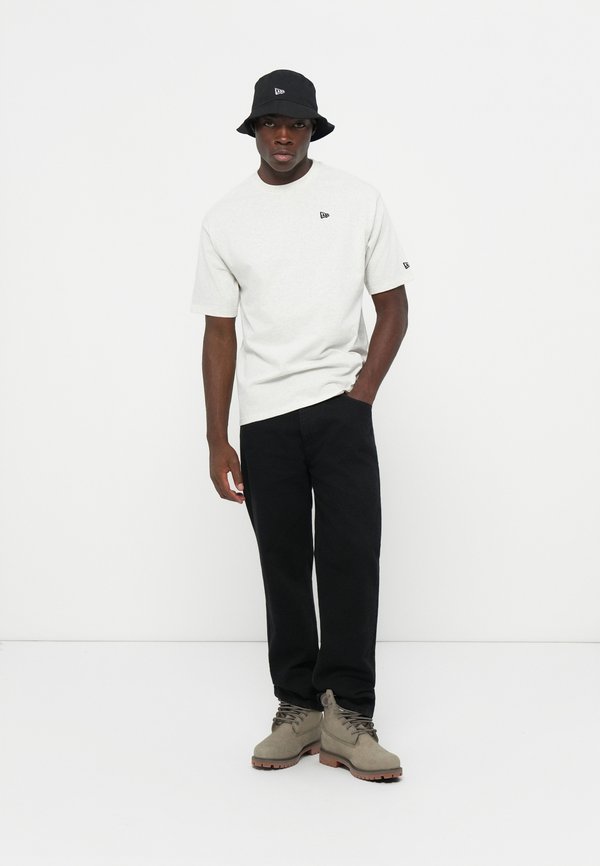 New Era PREMIUM ESSENTIAL TEE