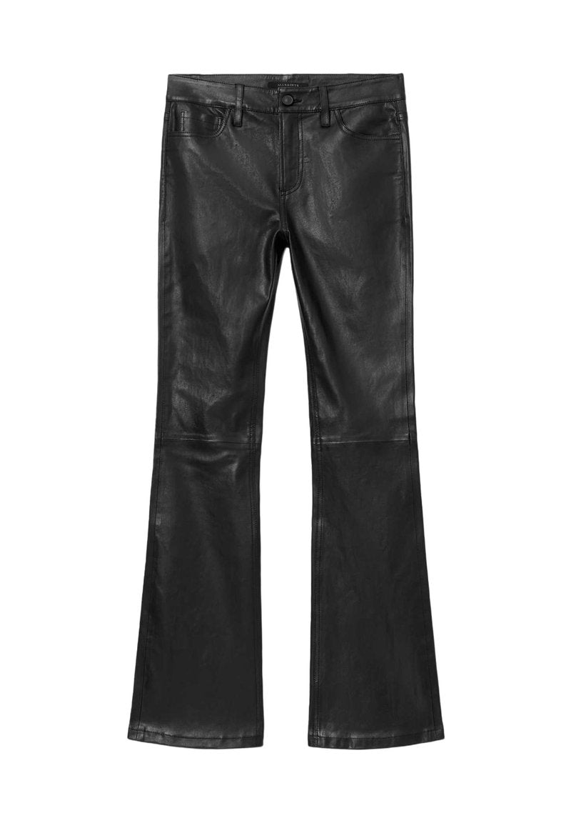 Schwarze Lederhose mit ausgestellten Hosenbeinen, vorderem Knopf, Reißverschluss, Gürtelschlaufen sowie Vorder- und Gesäßtaschen.