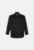 Schwarzes Langarmshirt mit durchgehender Knopfleiste, Kragen und kontrastierenden Nähten entlang der Schultern und Bündchen.