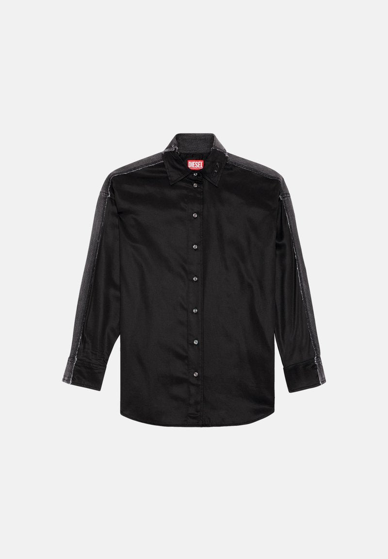 Schwarzes Langarmshirt mit durchgehender Knopfleiste, Kragen und kontrastierenden Nähten entlang der Schultern und Bündchen.