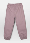 Helle rosa, elastische Hose mit Bündchen an den Knöcheln. Glattes, leichtes Material mit einer leicht glänzenden Textur und minimalen Nähdetails.