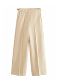 Beige weite Hosen mit vorderen Falten, seitlichen Taschen und Knopf-Details am Bund. Glattes Gewebe mit sauberem Finish.