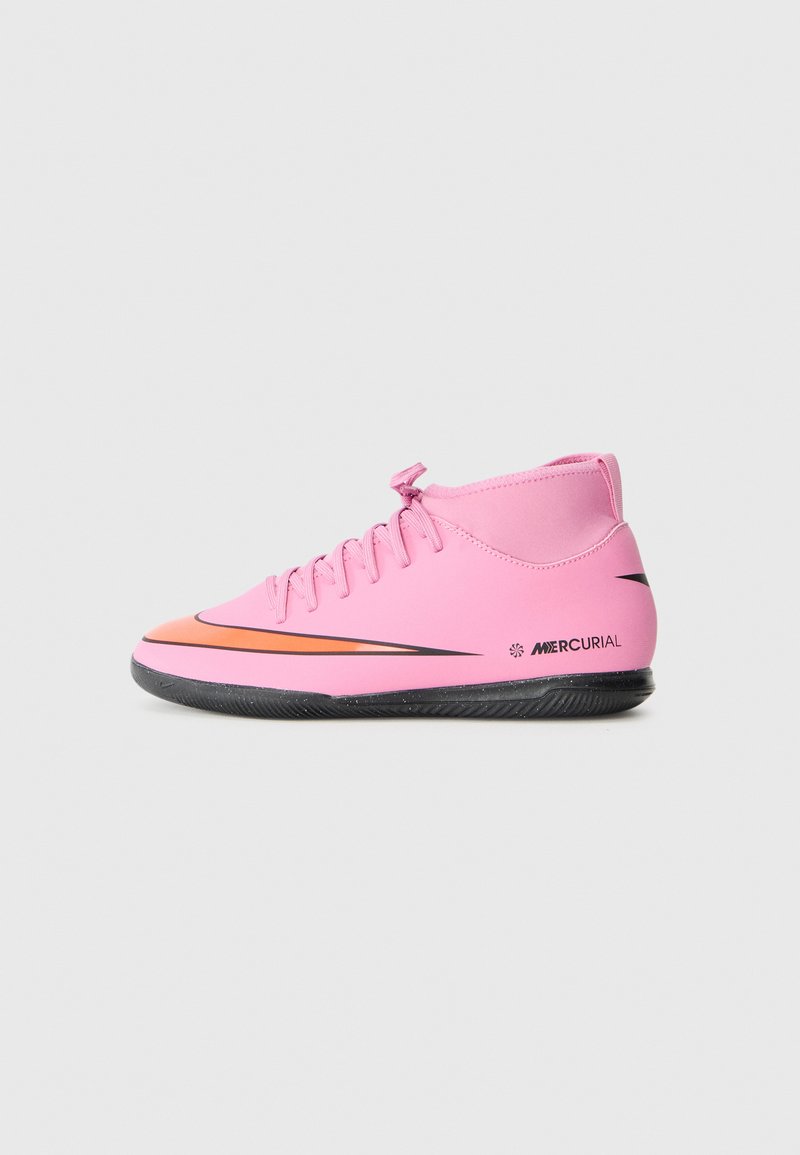 Rosa Nike Mercurial Fußballschuh mit hohen Schuhen, mit orangefarbenem und schwarzem Swoosh auf weißem Hintergrund, Seitenansicht.
