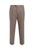 Beige Baumwollhosen mit doppelten Falten, einem Reißverschluss mit Knopfverschluss und umgeschlagenem Saum. Glatte Textur mit einer taillierten Passform.