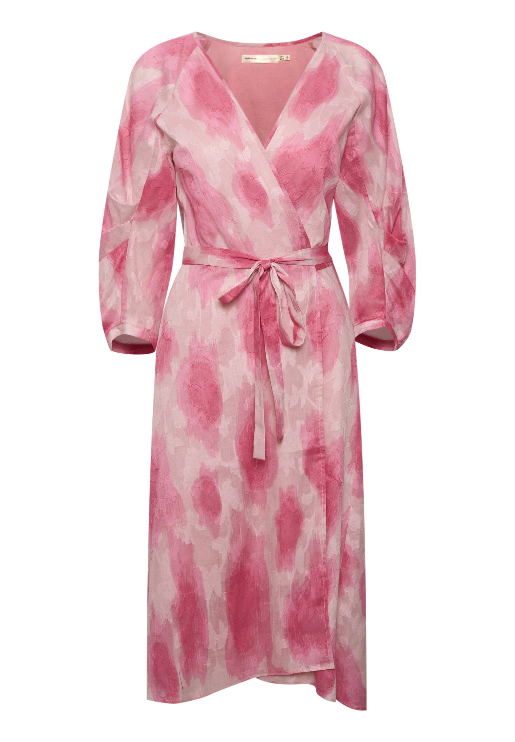 Rosa Blumenkleid mit dreiviertel Ärmeln, taillierter Taille und einer sanften Textur. Es besitzt ein Verlaufsmuster in verschiedenen Rosatönen.