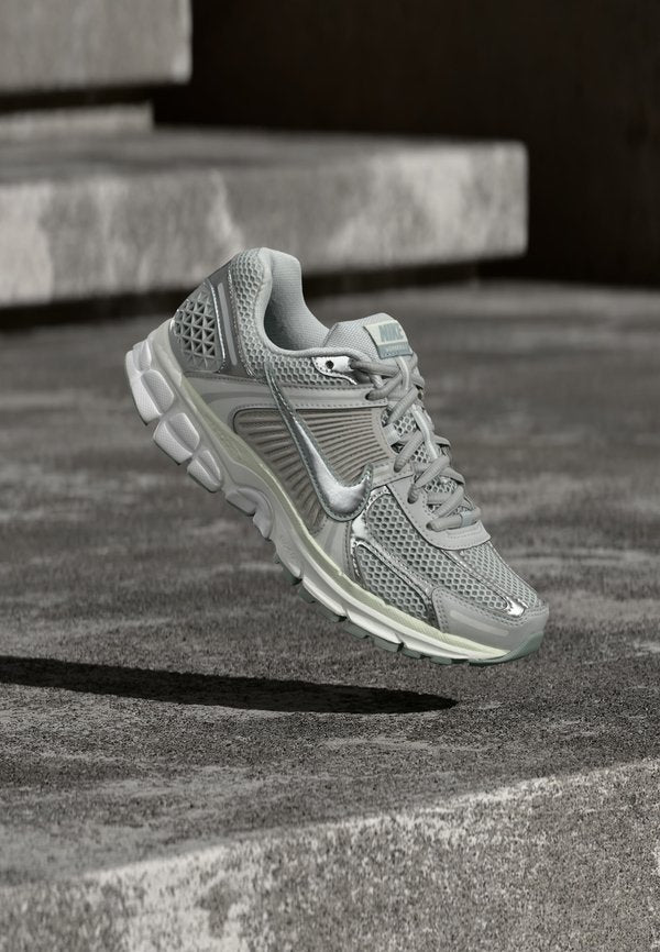Nike Sportswear ZOOM VOMERO 5 - Trainers - grey fog/off white/spruce aura/light pumice/summit white