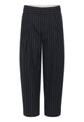 Schwarze Nadelstreifenhose mit maßgeschneidertem Design, gerade Beine, Bund und subtiler Textur. Knielange Länge.