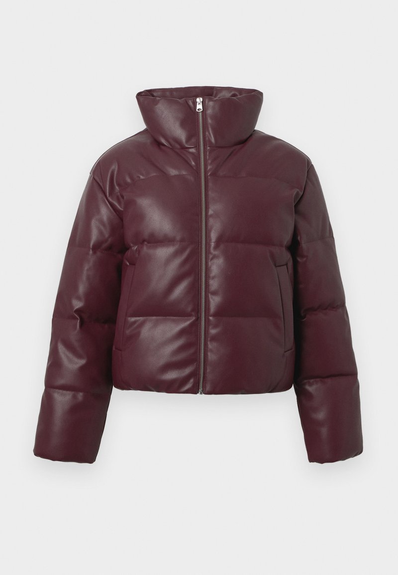 Burgunderfarbener Steppjacke mit hohem Kragen, durchgehendem Reißverschluss und gepolstertem Design. Verfügt über zwei Seitentaschen und eine glänzende Oberfläche.