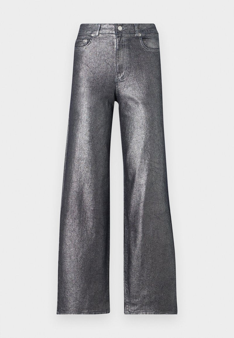 Silberne, metallic glänzende Jeans im weit geschnittenen Stil mit hoher Taille, ausgestattet mit fünf Taschen und einem Knopfverschluss. Der Stoff hat eine glatte, glänzende Textur.