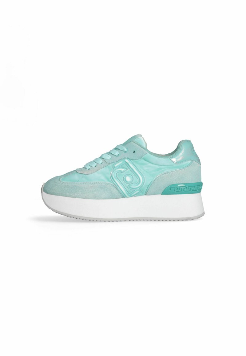 Helle blaue Sneakers mit einer strukturierten Wildleder- und Lackleder-Oberfläche. Verfügt über eine dicke weiße Sohle und ein geprägtes Logo-Detail an der Seite.