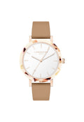 Runde Uhr mit weißem Zifferblatt, roségoldenen Zeigern und einer marmorierten beige-cremefarbenen Lünette. Verfügt über ein hellbraunes Silikonarmband mit glatter Textur.