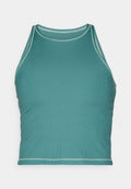 Teal cropped Top aus Rippstoff, mit kontrastierenden hellen Nähten und hohem Ausschnitt. Schlichtes, eng anliegendes Design mit ärmellosem Stil.