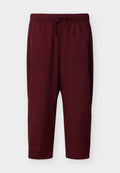 Bordeauxrote elastische Bundhose mit Kordelzug, geraden Beinen und Seitentaschen, vor hellem Hintergrund präsentiert.