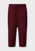 Bordeauxrote elastische Bundhose mit Kordelzug, geraden Beinen und Seitentaschen, vor hellem Hintergrund präsentiert.