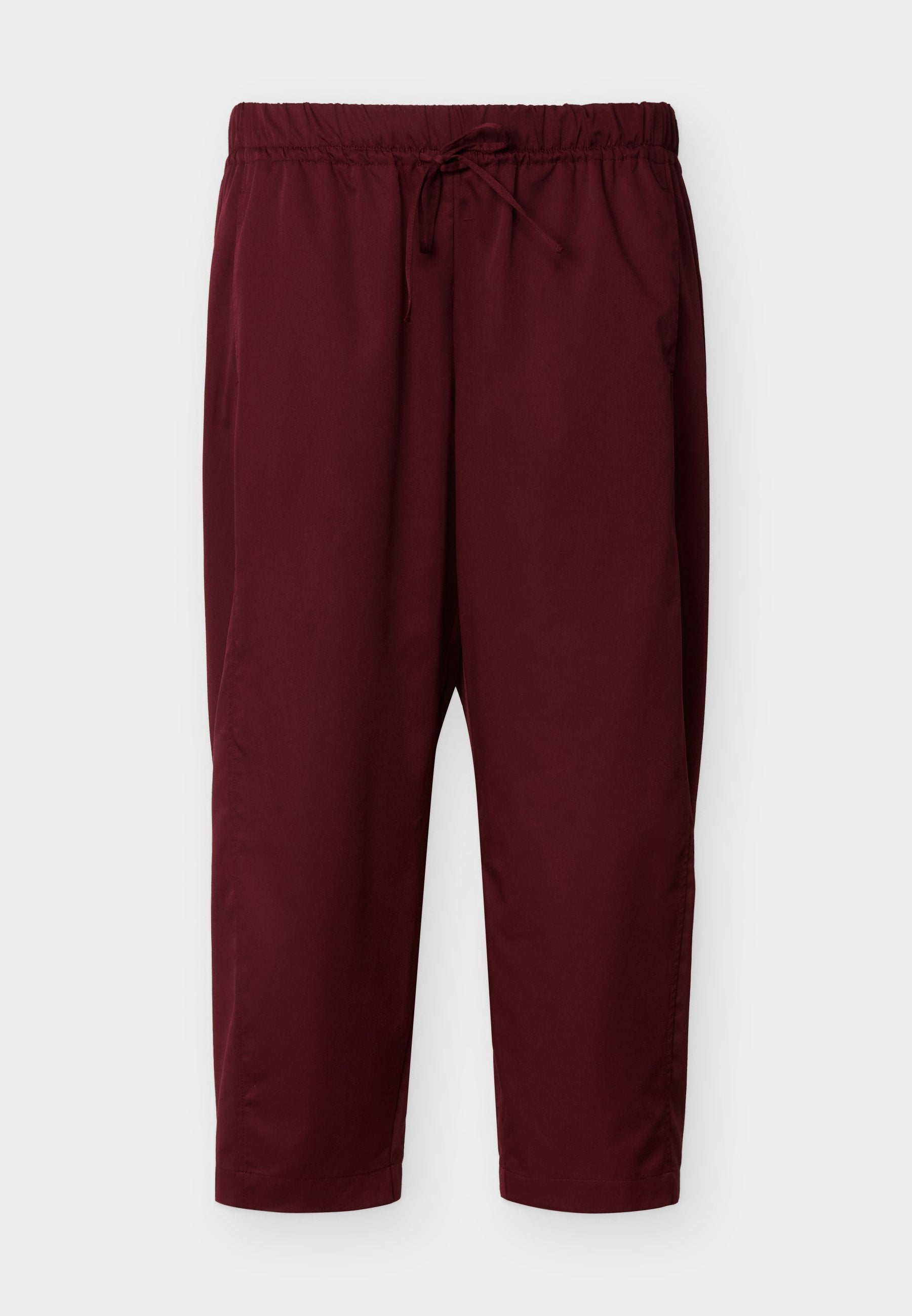 Bordeauxrote elastische Bundhose mit Kordelzug, geraden Beinen und Seitentaschen, vor hellem Hintergrund präsentiert.