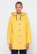 Gelbe wasserdichte Regenjacke mit Kapuze, schwarzen Knöpfen und verstellbaren Kordelzügen. Verfügt über Seitentaschen und einen lockeren Schnitt.