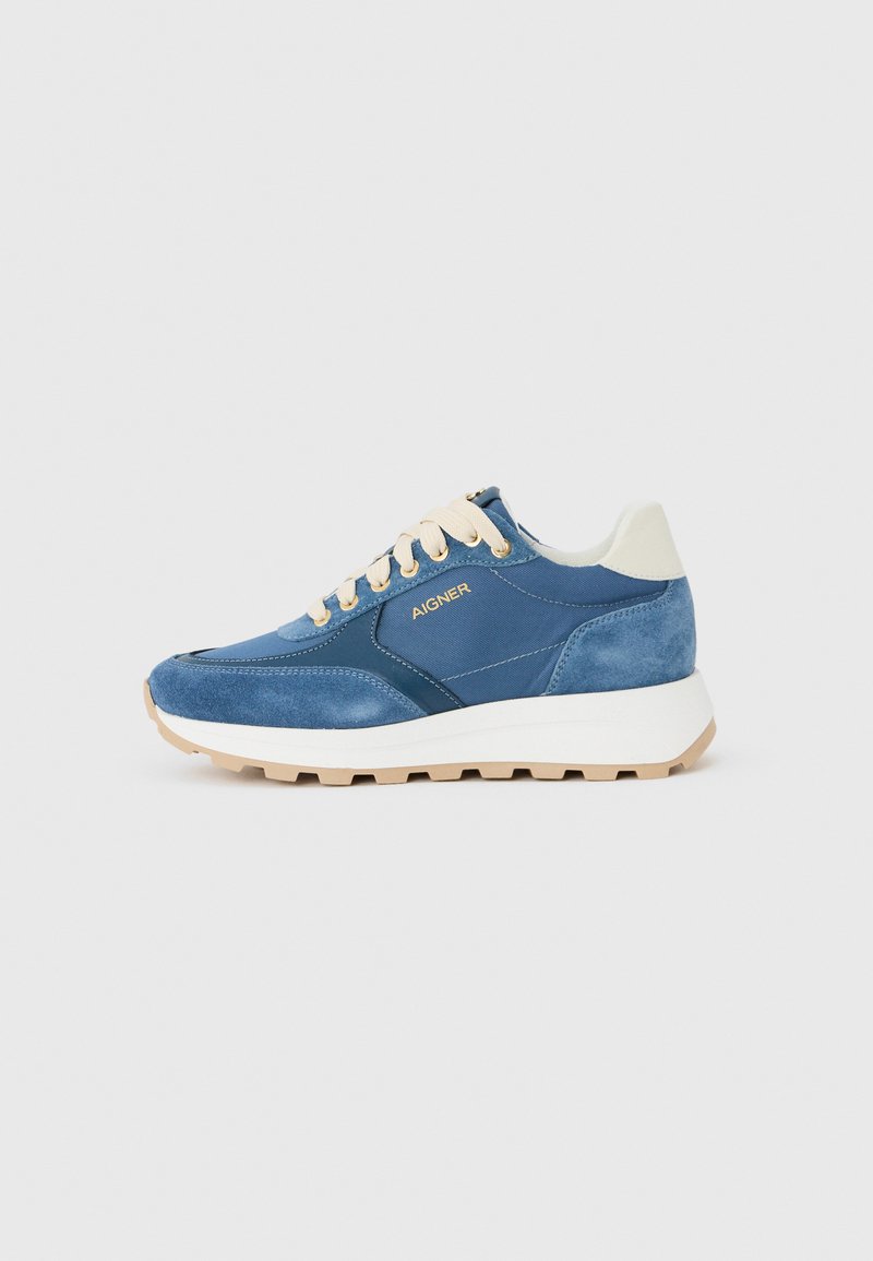 Blauer Wildleder- und Stoffsneaker mit beige Schnürsenkeln, weißem gepolstertem Kragen, klobiger weißer Sohle und dem "AIGNER"-Logo in Gold an der Seite.