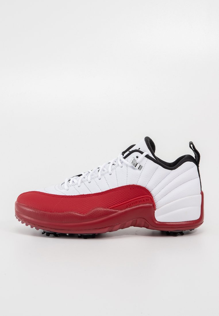 Weiße und rote Sneakers mit einer strukturierten roten Vorderseite, glatten weißen Seiten, schwarzen Akzenten und einem Schnürdesign. Bietet „JUMPMAN“-Branding.