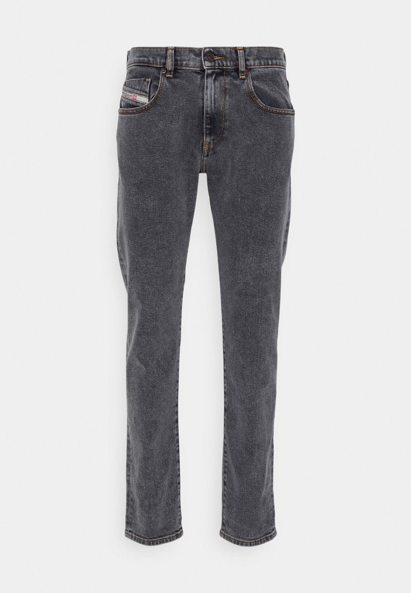 Grau denim Jeans im geraden Schnitt, mit fünf Taschen, einem Knopfverschluss und genähten Details entlang der Nähte.