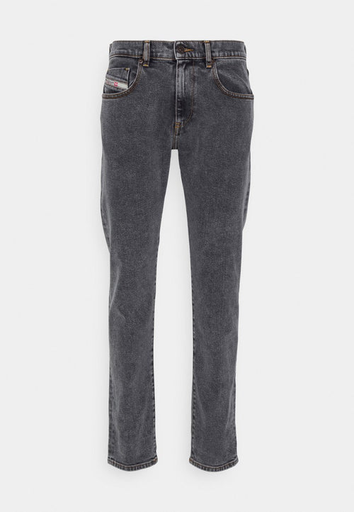 Grau denim Jeans im geraden Schnitt, mit fünf Taschen, einem Knopfverschluss und genähten Details entlang der Nähte.
