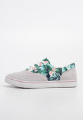 Graue Wildledersneaker mit floralem Muster in Grün und Pink an den Seiten, weißen Schnürsenkeln und einer Sohle mit pinken Akzenten.