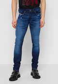Blaue Denim-Jeans im Slim Fit, mit einem leicht ausgewaschenen Finish und kontrastierenden Nähten. Fünf Taschen und Knopfverschluss; getragen mit schwarzen Schuhen.