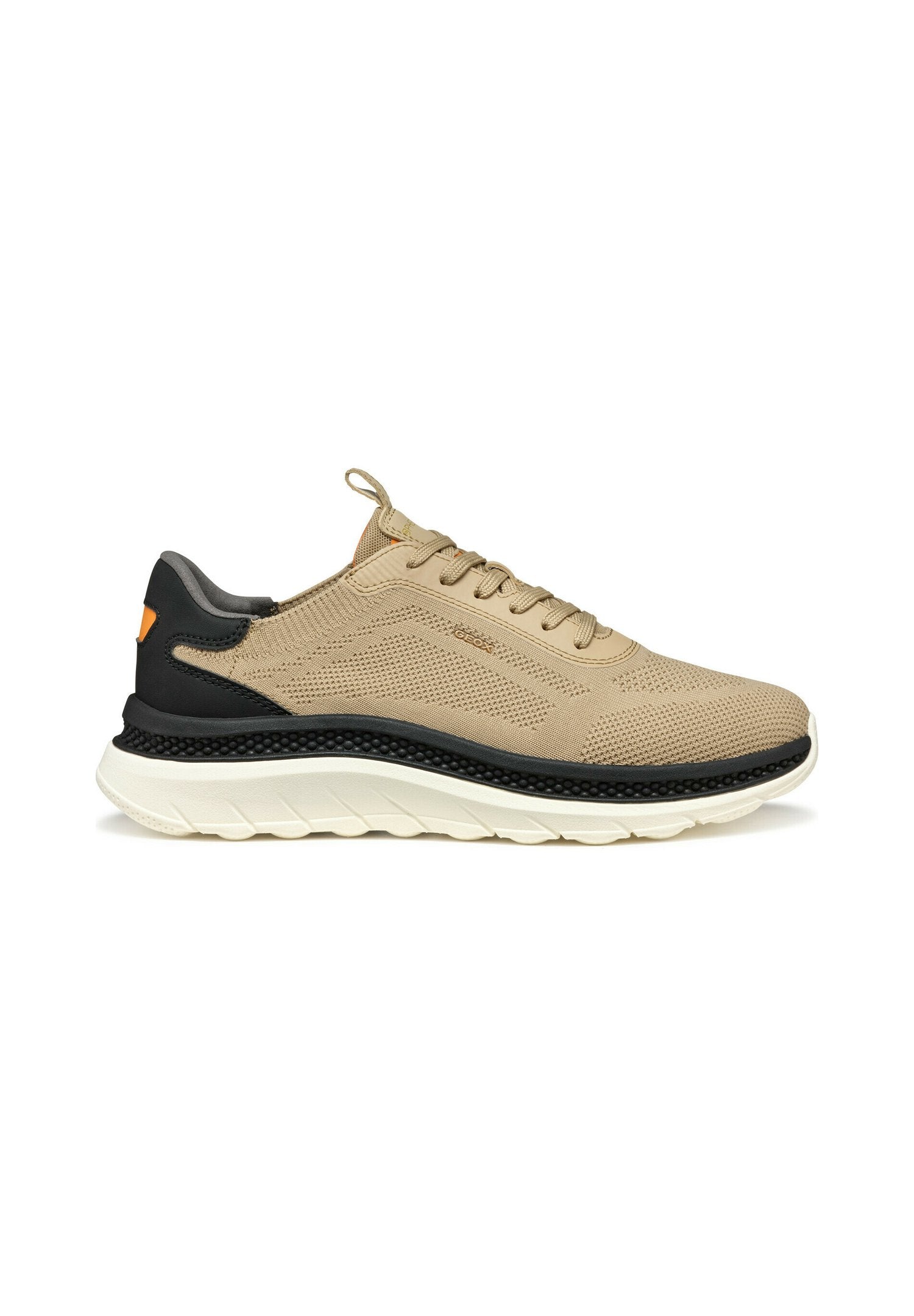 Beige Sport Schuhe mit einem atmungsaktiven Mesh-Obermaterial, schwarzem Fersenbereich, dicker weißer Zwischensohle und strukturiertem Profil für besseren Halt.