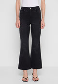 Schwarze ausgestellte Jeans aus Stretch-Denim mit hoher Taille, fünf Taschen und Knopfverschluss. Einfaches Nähen und glatte Textur.