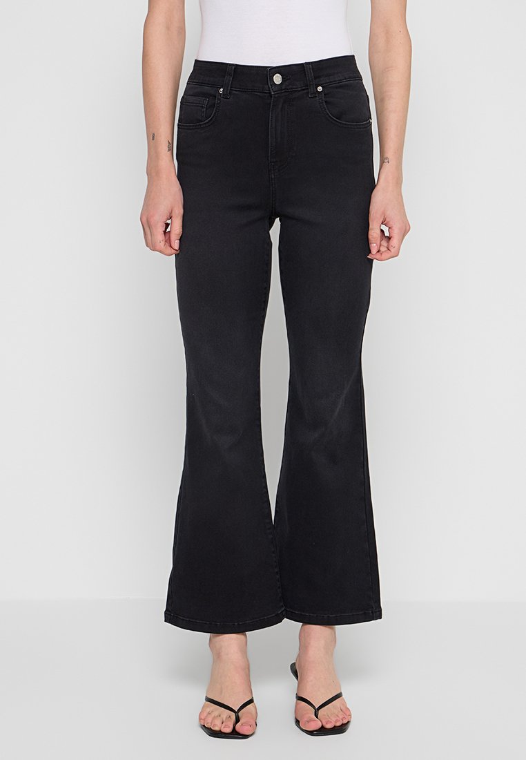 Schwarze ausgestellte Jeans aus Stretch-Denim mit hoher Taille, fünf Taschen und Knopfverschluss. Einfaches Nähen und glatte Textur.