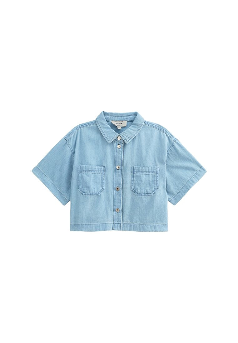 Himmelblaues, kurzes Denim-Shirt mit Knopfleiste, kurzen Ärmeln und zwei Vordertaschen. Glatte Textur mit Stickdetails.