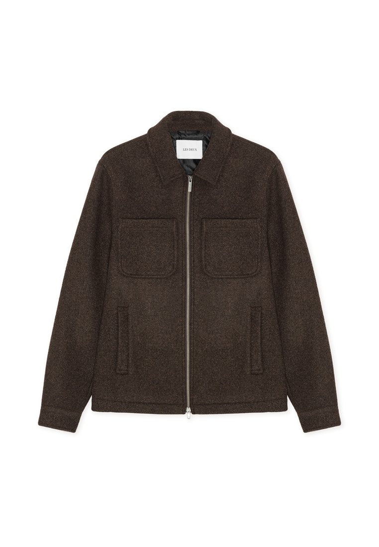 Dunkelbraune Wolljacke mit Reißverschluss, zwei Brusttaschen, zwei Seitentaschen und einem Kragen.