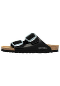 Schwarze Slipper-Sandalen mit zwei großen silbernen Schnallen, Korkfußbett, texturierten schwarzen Sohlen und "BAYTON"-Logo an der Seite.