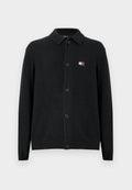 Schwarzer Wollcardigan mit Kragen, Knopfleiste und gerippten Bündchen. Kleines Logo in Rot, Weiß und Blau auf der linken Brust.