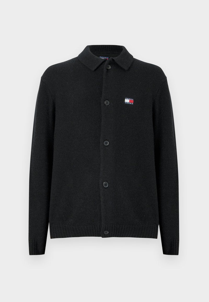 Schwarzer Wollcardigan mit Kragen, Knopfleiste und gerippten Bündchen. Kleines Logo in Rot, Weiß und Blau auf der linken Brust.