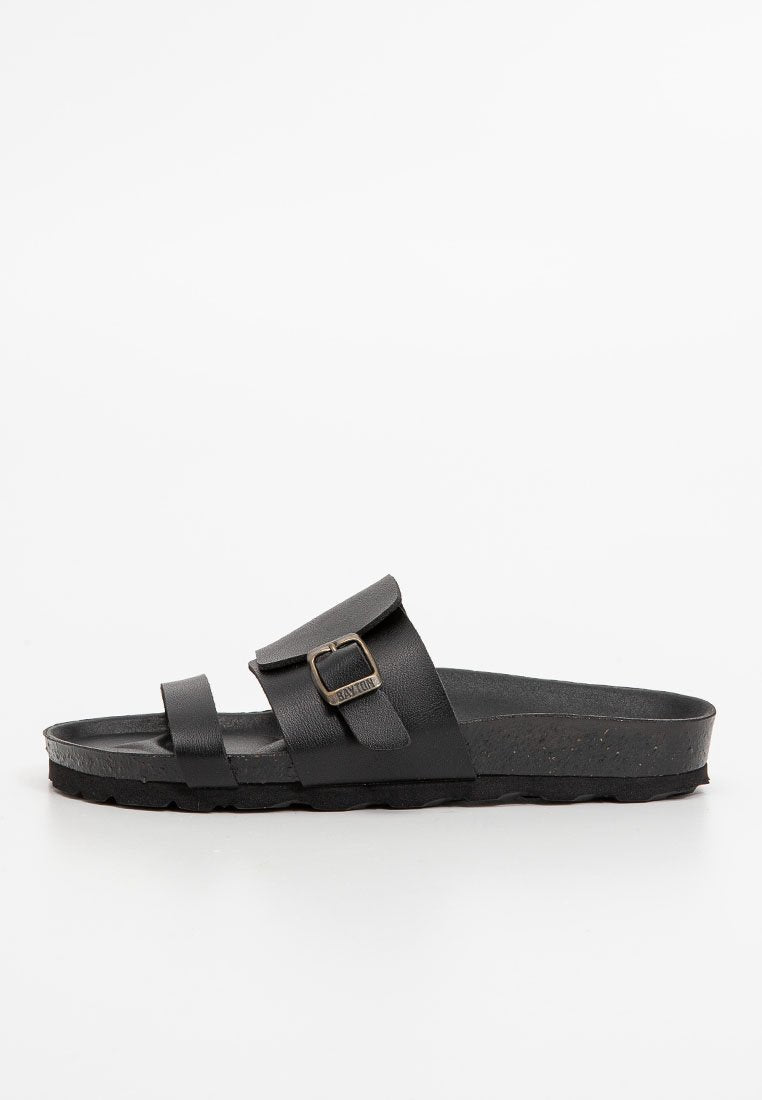 Schwarze Rutsch-Sandale mit zwei verstellbaren Riemen, von denen einer eine Metallspange hat. Sie besteht aus einem strukturierten Material und hat eine gepolsterte Fußbett.