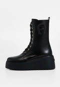 Schwarze Leder-Schnürstiefel mit Plateausohle, goldenen Ösen, einem strukturierten Logo und einer schlanken Silhouette.
