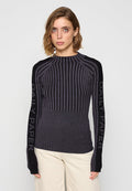 Rippstrick-Turtleneck-Pullover in dunkelgrau mit schwarzen Akzenten. Verfügt über vertikale Streifen und den Text "DAILY PAPER" auf den Ärmeln. Eng anliegendes Design.